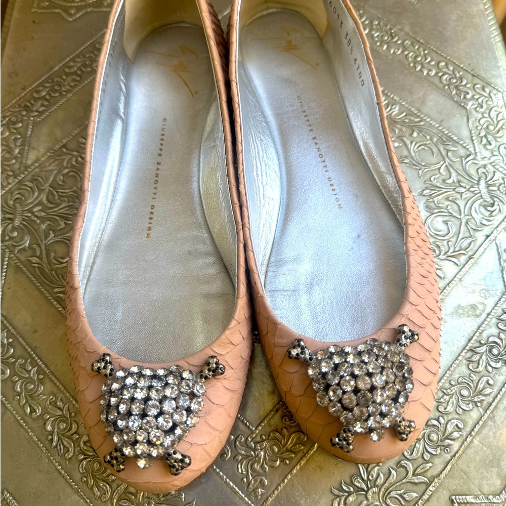 Snakeskin, crystal skull flats by Giuseppe Zannoti